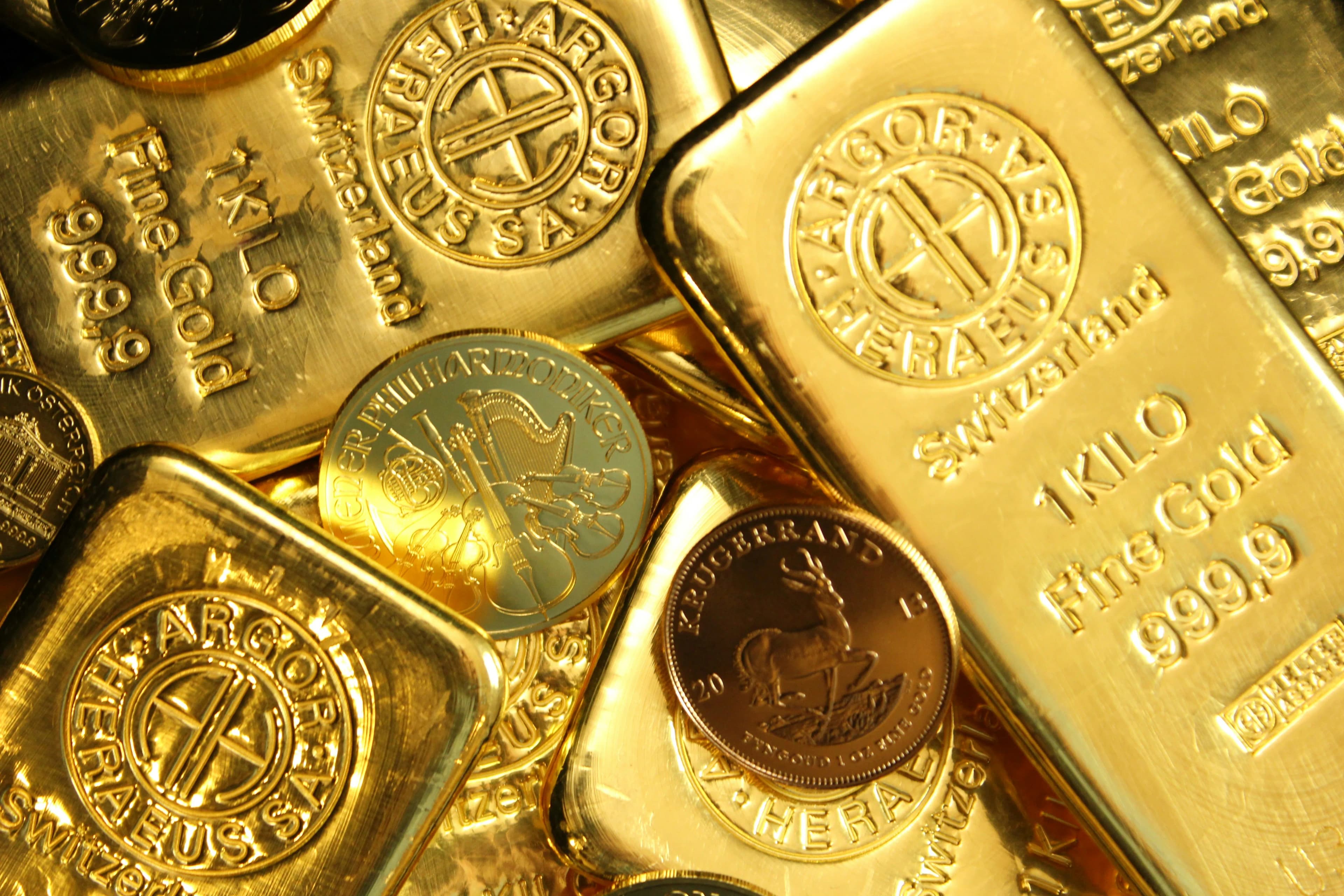 Assorted 1 kilo gold bars and bullion coins